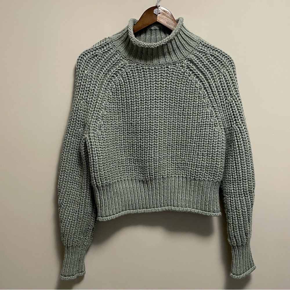 H&M Mint Green Cable Knit Turtle Neck Slight crop Sweater Women’s S